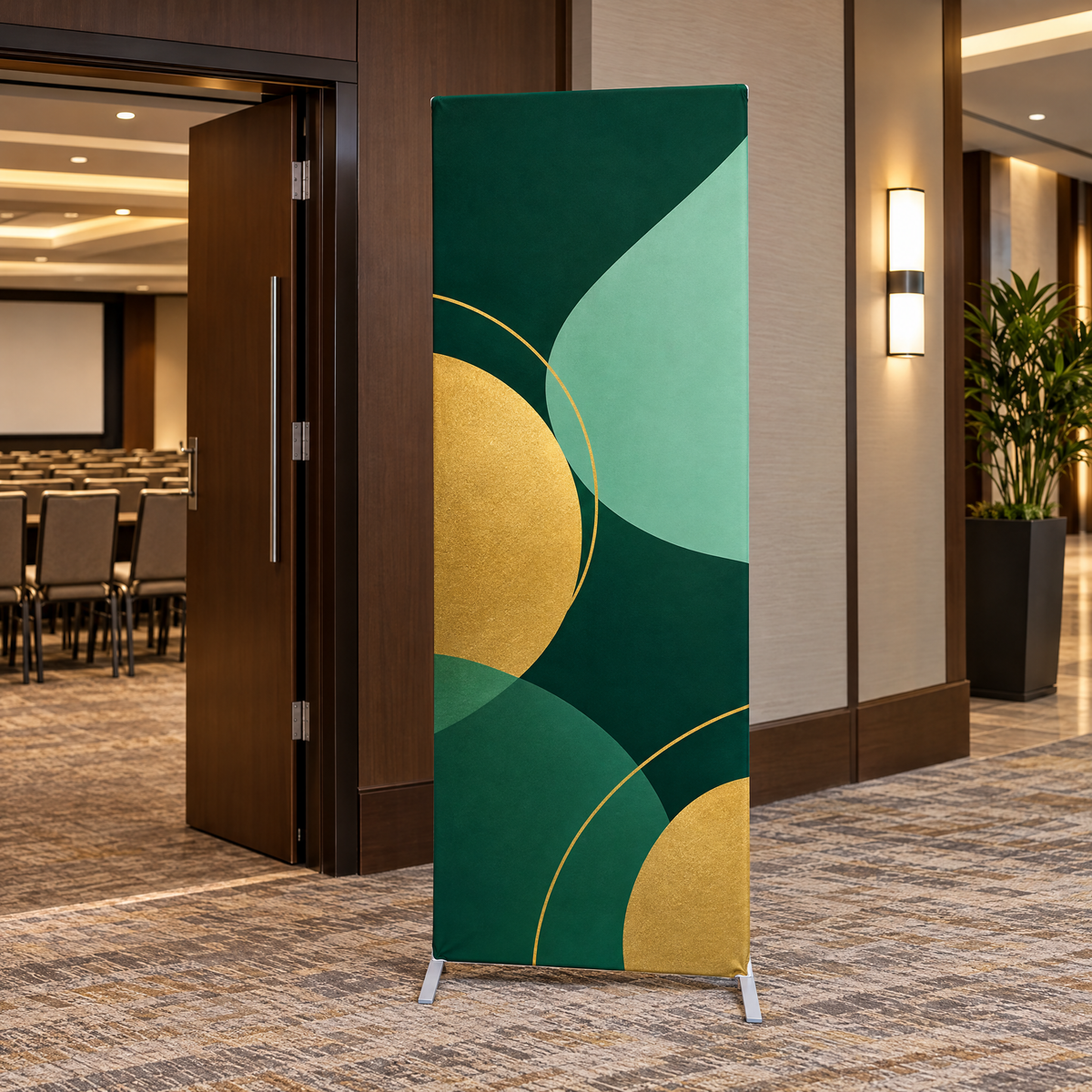 Totem textil Budget lângă intrarea într-o sală de conferințe dintr-un hotel (imagine generată cu AI)