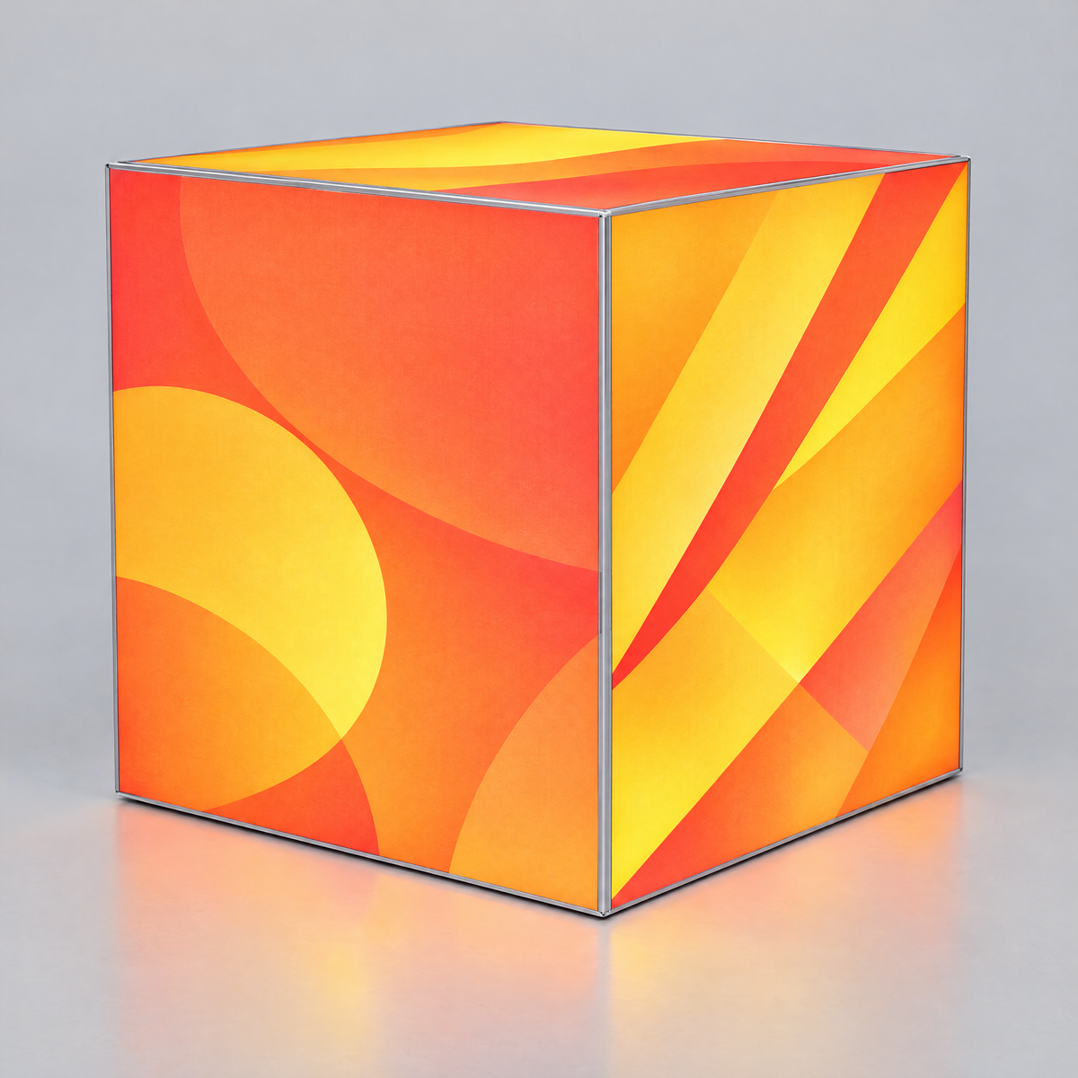 Cub luminos de 60 cm cu grafică abstractă portocalie și galbenă pe fiecare față (imagine generată cu AI)