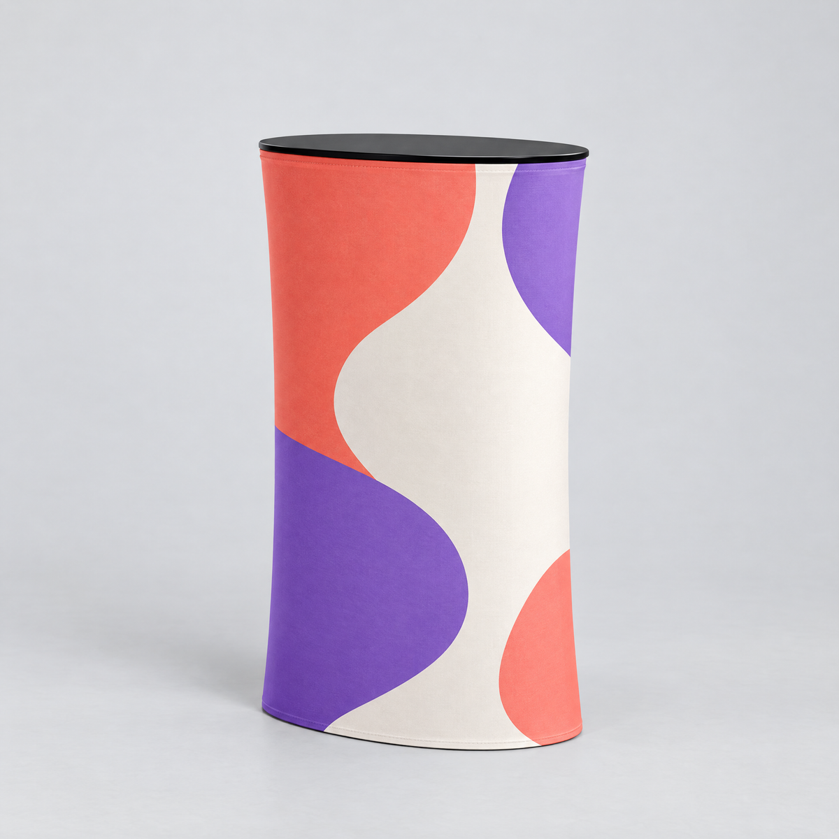 Desk textil oval, văzut din unghi, pe fundal gri (imagine generată cu AI)