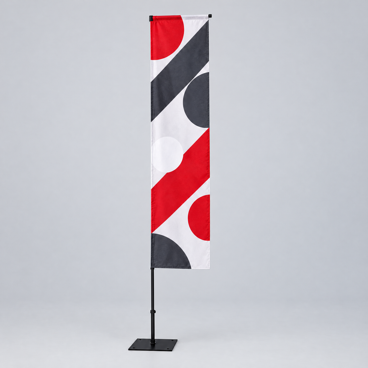 Beachflag drept pe bază pătrată, cu grafică roșie, gri închis și albă (imagine generată cu AI)