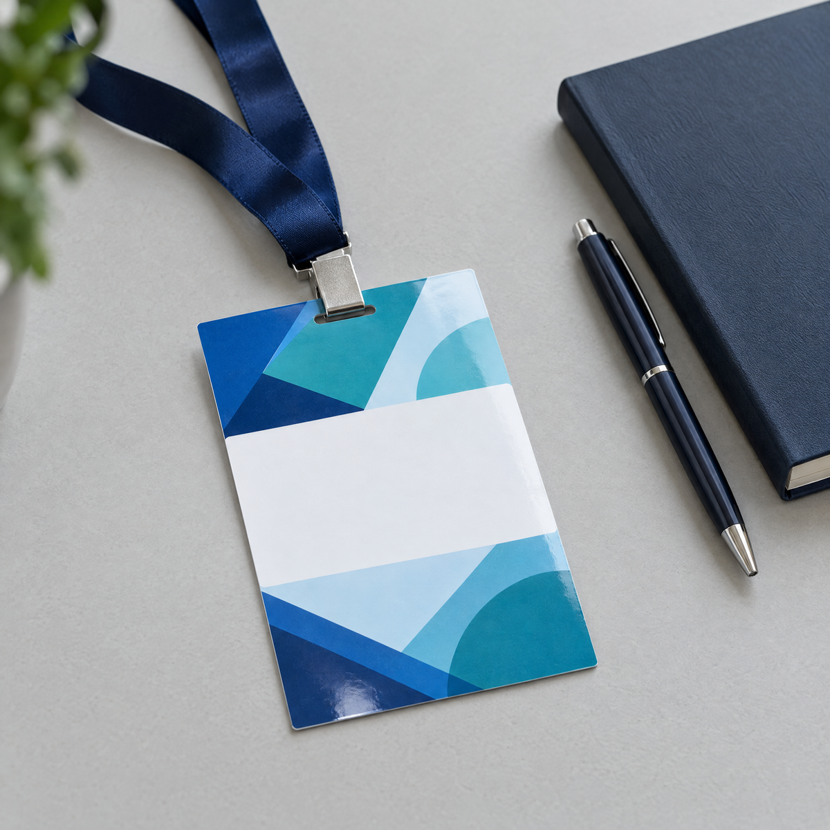 Ecuson laminat 100 × 140 mm prins pe lanyard, pe o masă de conferință (imagine generată cu AI)