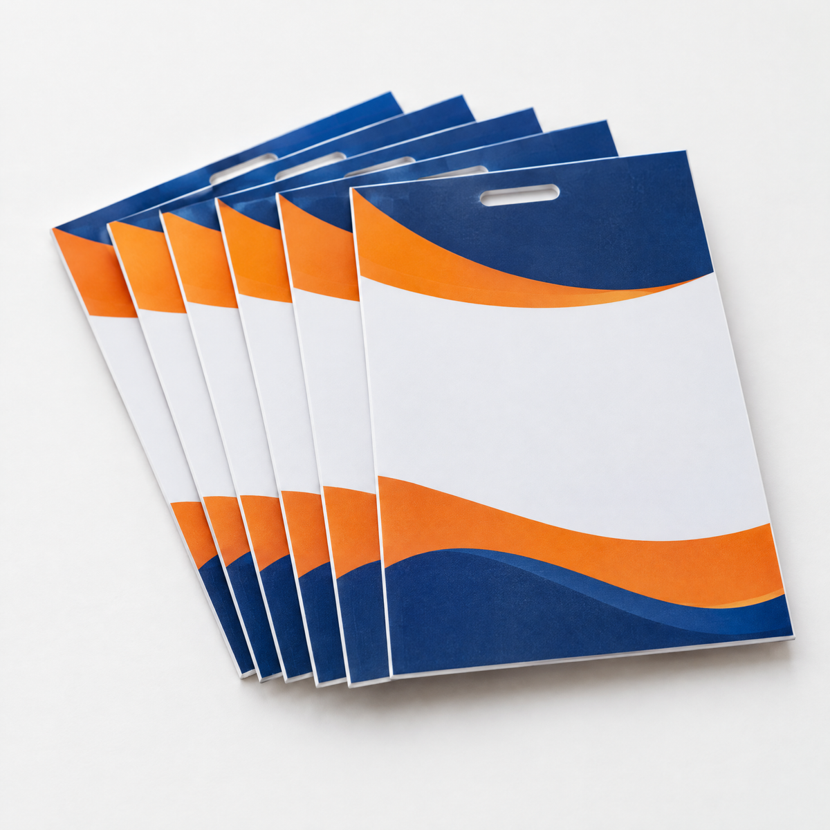 Ecusoane laminate stivuite, cu fanta pentru lanyard vizibilă sus (imagine generată cu AI)