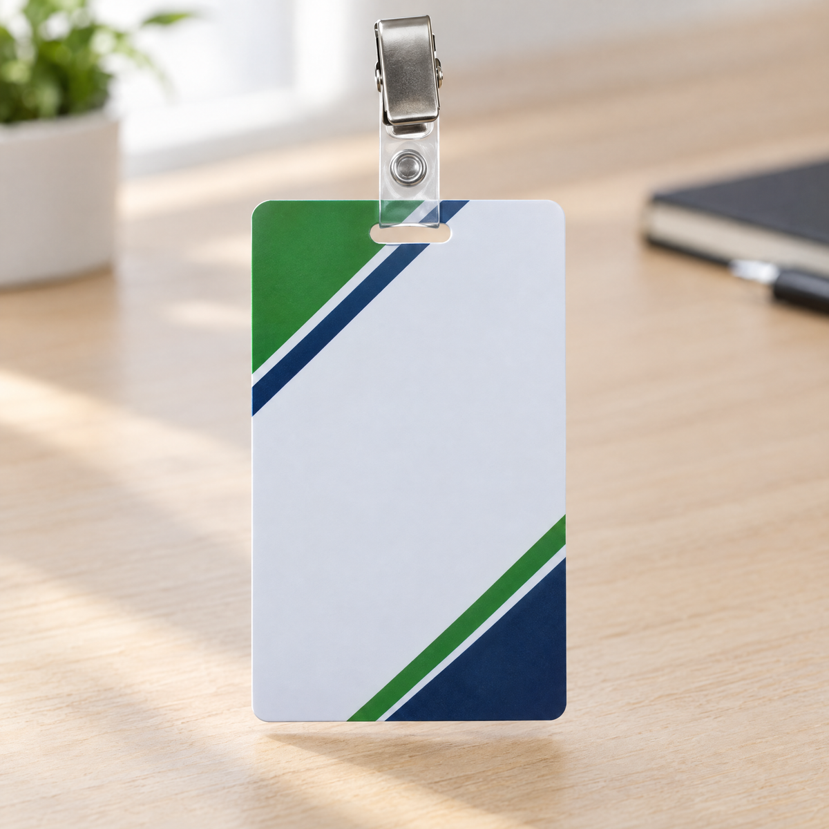 Card PVC alb de 54 × 85 mm, pe verticală, prins într-un clips (imagine generată cu AI)