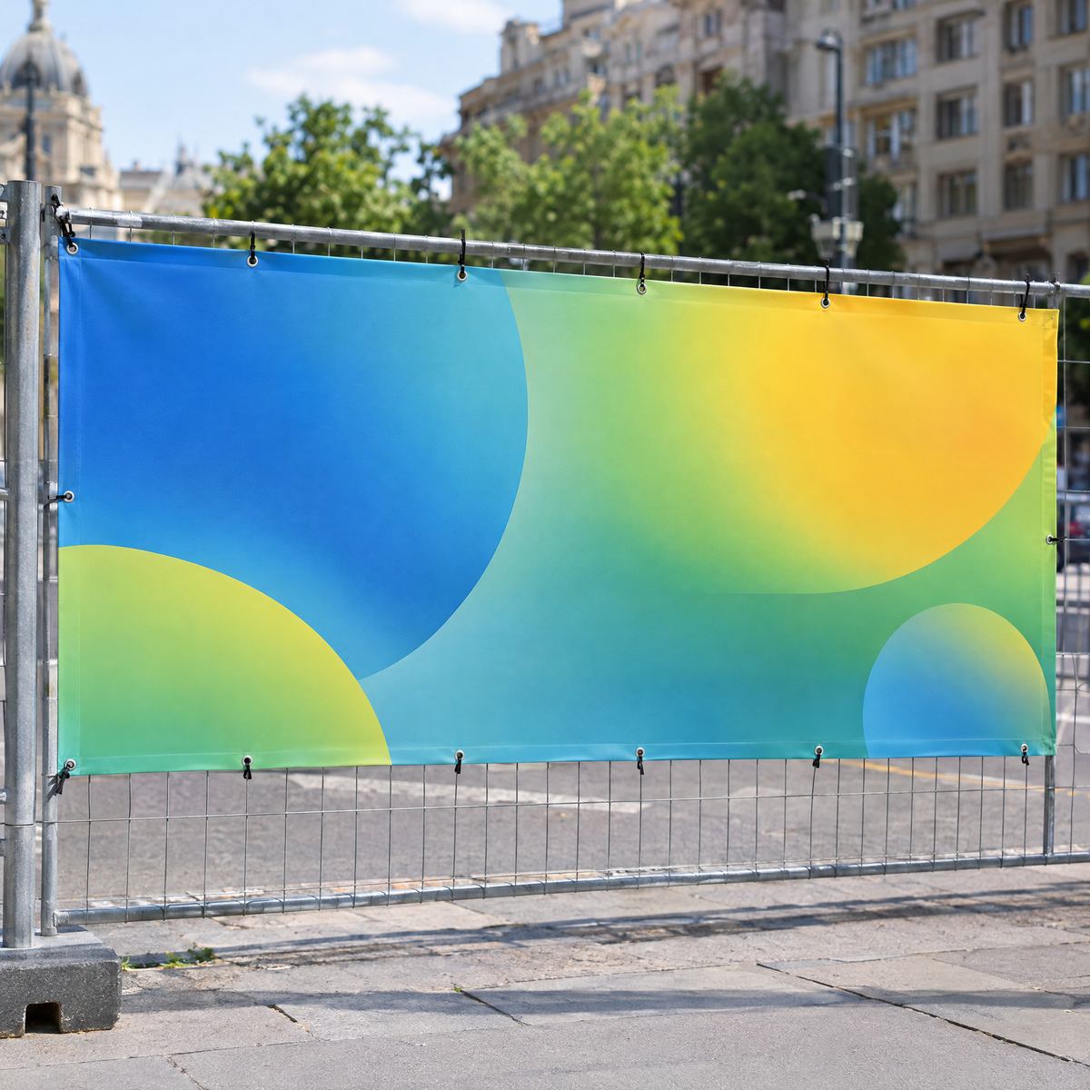 Banner frontlit cu tiv și capse, prins cu coliere pe un gard (imagine generată cu AI)