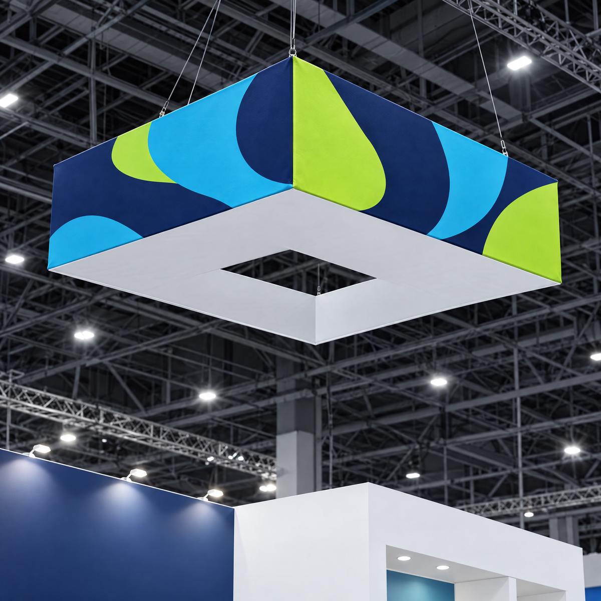 Banner suspendat pătrat, atârnat de tavan deasupra unui stand de expoziție (imagine generată cu AI)