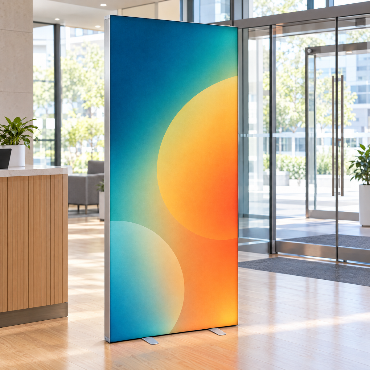 Casetă LED Budget de 1 × 2 m la intrarea unui hol de birouri, cu grafică abstractă turcoaz și portocaliu luminată din interior (imagine generată cu AI)