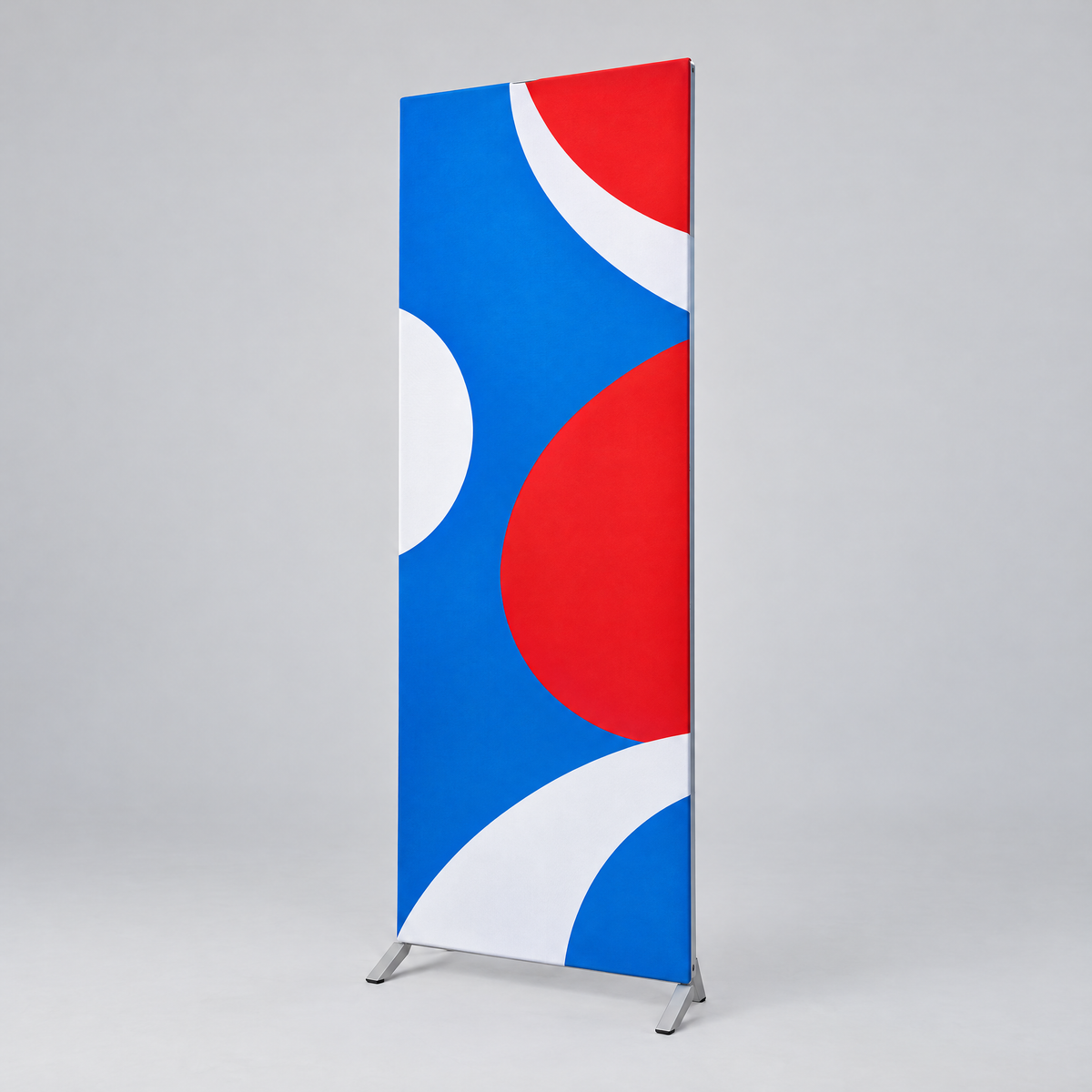 Totem textil Budget, văzut din unghi, pe fundal gri (imagine generată cu AI)