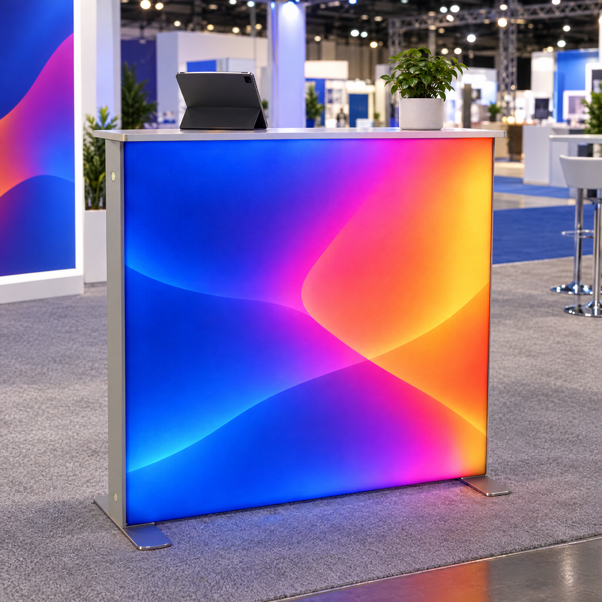 Desk luminos aprins, folosit ca recepție la un stand de expoziție, cu grafică abstractă albastru, magenta și portocaliu (imagine generată cu AI) Imagine principală a produsului