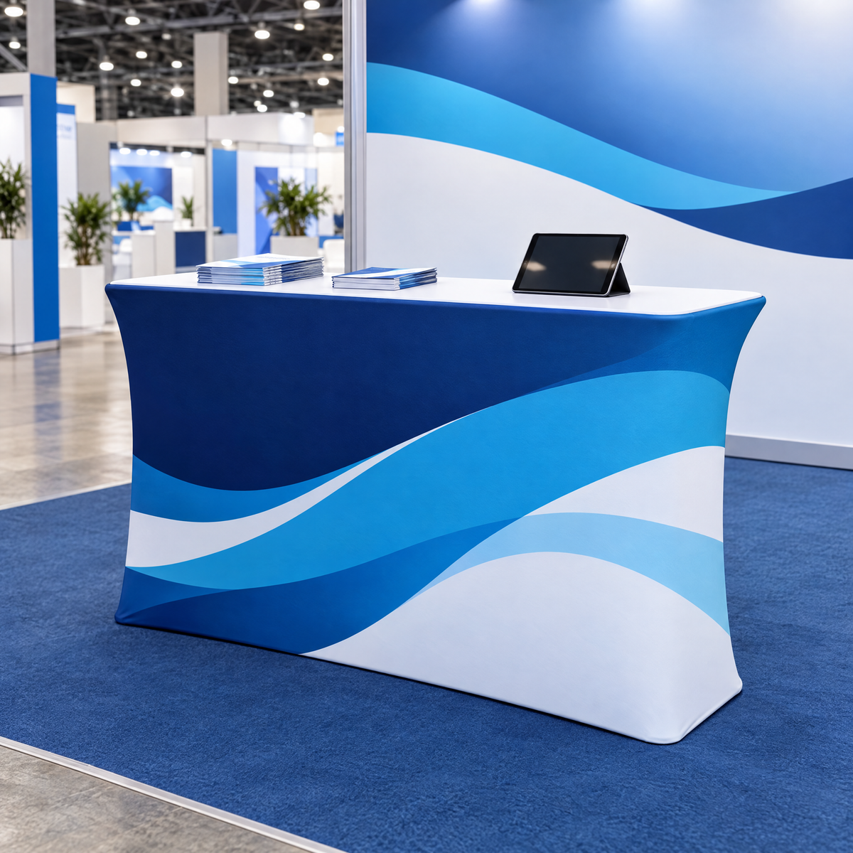 Desk lung de 188 cm, folosit ca recepție la un stand de expoziție, cu print în valuri albastre (imagine generată cu AI) Imagine principală a produsului