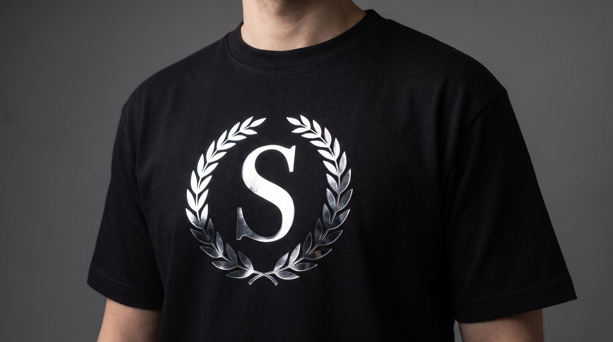 Tricou negru cu monogramă aplicată cu film DTF metalizat argintiu Imagine principală a produsului