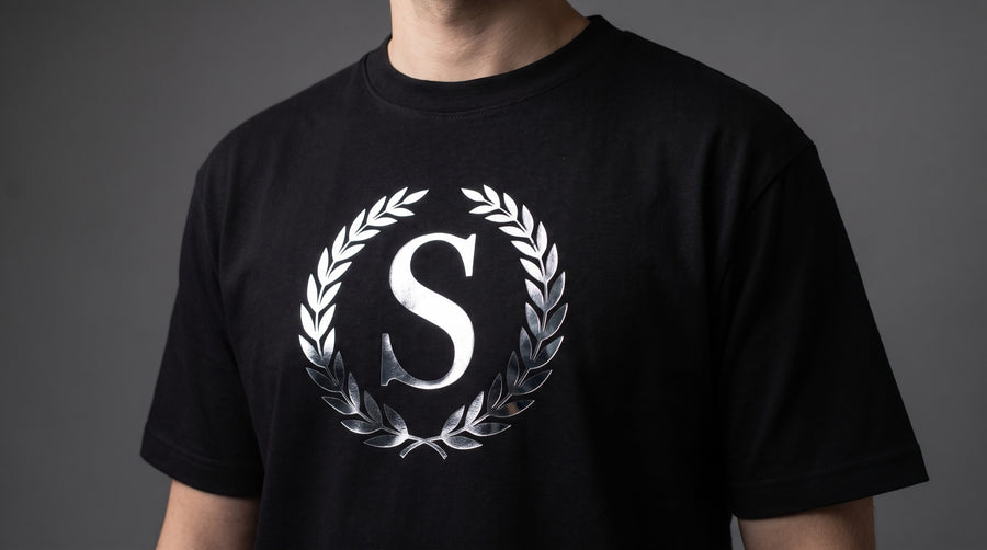 Tricou negru cu monogramă aplicată cu film DTF metalizat argintiu