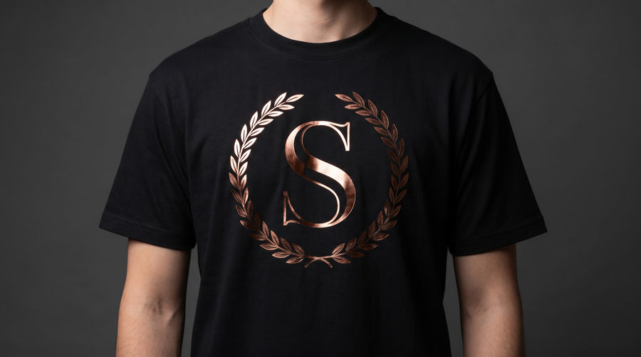 Tricou negru cu monogramă aplicată cu film DTF metalizat bronz