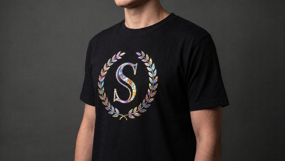 Tricou negru cu monogramă aplicată cu film DTF glitter, cu sclipici în mai multe culori