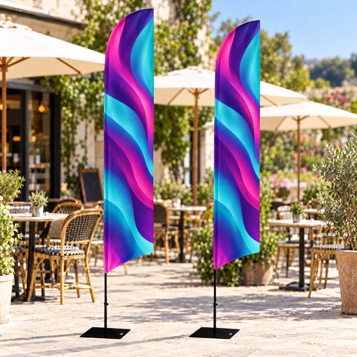 Două beachflag-uri pană în fața unei terase, cu grafică în valuri violet, magenta și turcoaz (imagine generată cu AI)