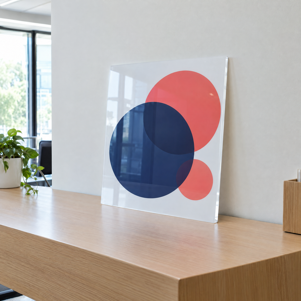 Panou din plexiglas cu o grafică de cercuri colorate, sprijinit pe un birou de recepție (imagine generată cu AI) Imagine principală a produsului