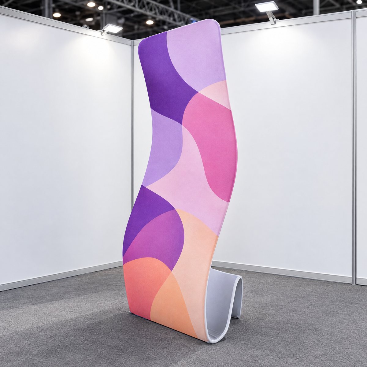 Totem textil Snake, în formă de val, în colțul unui stand (imagine generată cu AI) Imagine principală a produsului