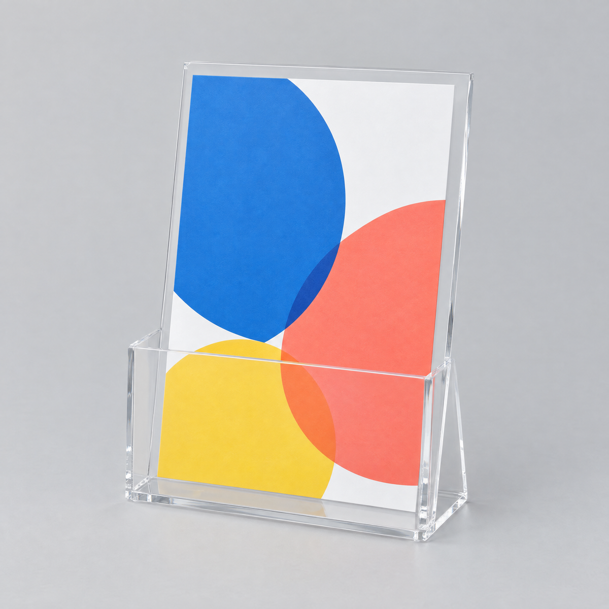 Suport de masă din plexiglas transparent cu un pliant A5 (imagine generată cu AI)